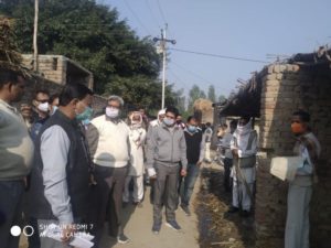 ग्राम उत्तम नगर में शौचालय एवं पंचायत घर के लिए चिन्हित जमीन को कब्जा मुक्त कराते उप जिलाधिकारी एवं अन्य