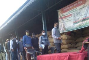 नामित नोडल अधिकारी जिले के धान क्रय केंद्रों का निरीक्षण कर व्यवस्था का जायजा लेते हुए